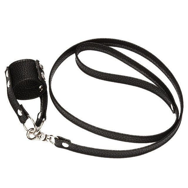 Schwarzes BDSM Halsband aus Kunstleder mit Zugleine für Hoden – Produktansicht 4