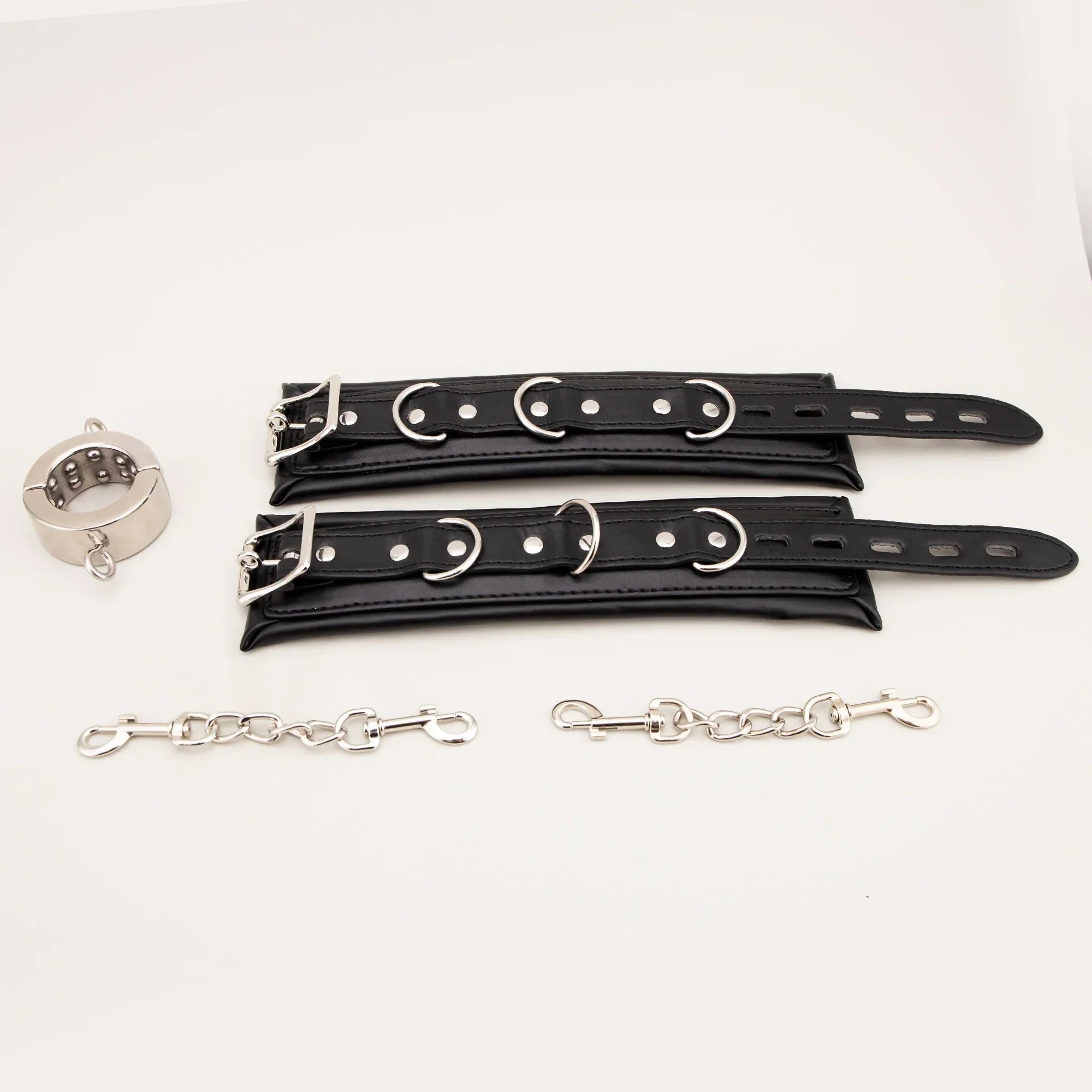 Stahlhaltung für den Genitalbereich mit befestigten Handschellen oder Fußfesseln
