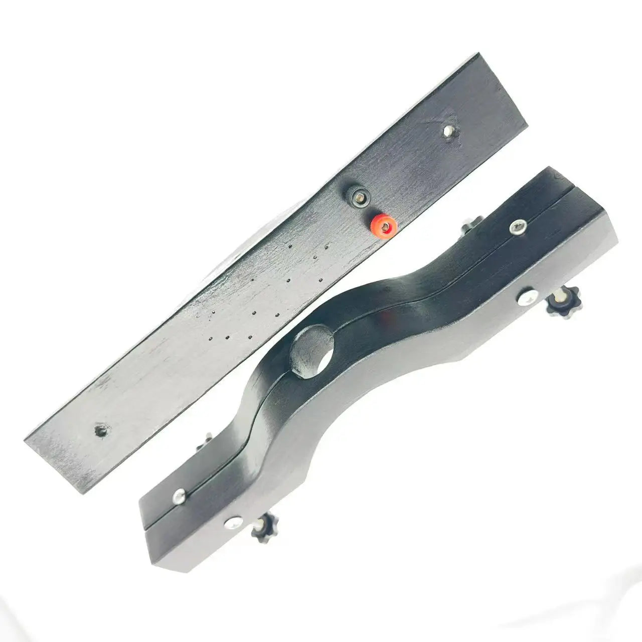 Schwarze Holzknebel und elektrisierender BDSM E-Stim Hodenquetscher