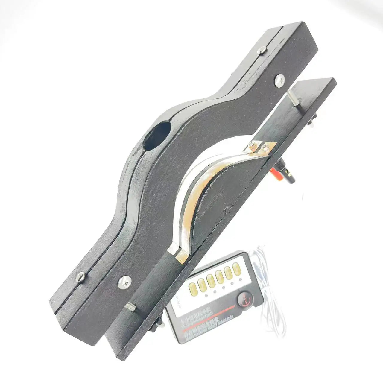 Schwarze Holzknebel und elektrisierender BDSM E-Stim Hodenquetscher