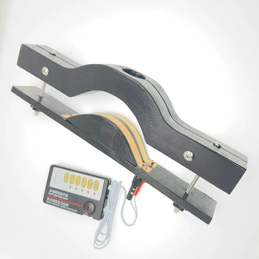 Schwarze Holzknebel und elektrisierender BDSM E-Stim Hodenquetscher – Produktbild