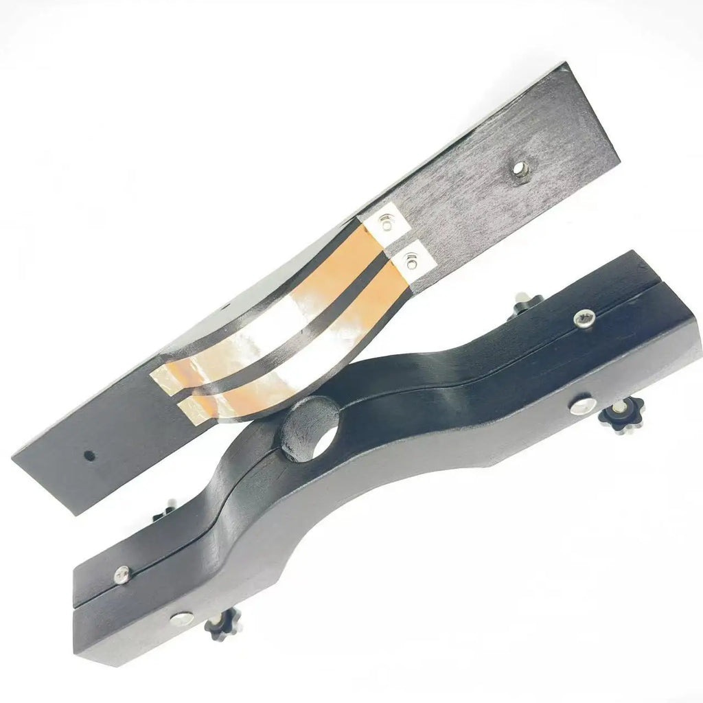 Schwarze Holzknebel und elektrisierender BDSM E-Stim Hodenquetscher