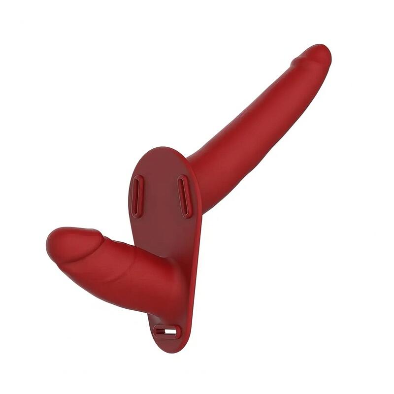 Roter Umschnalldildo Zwischen Frauen